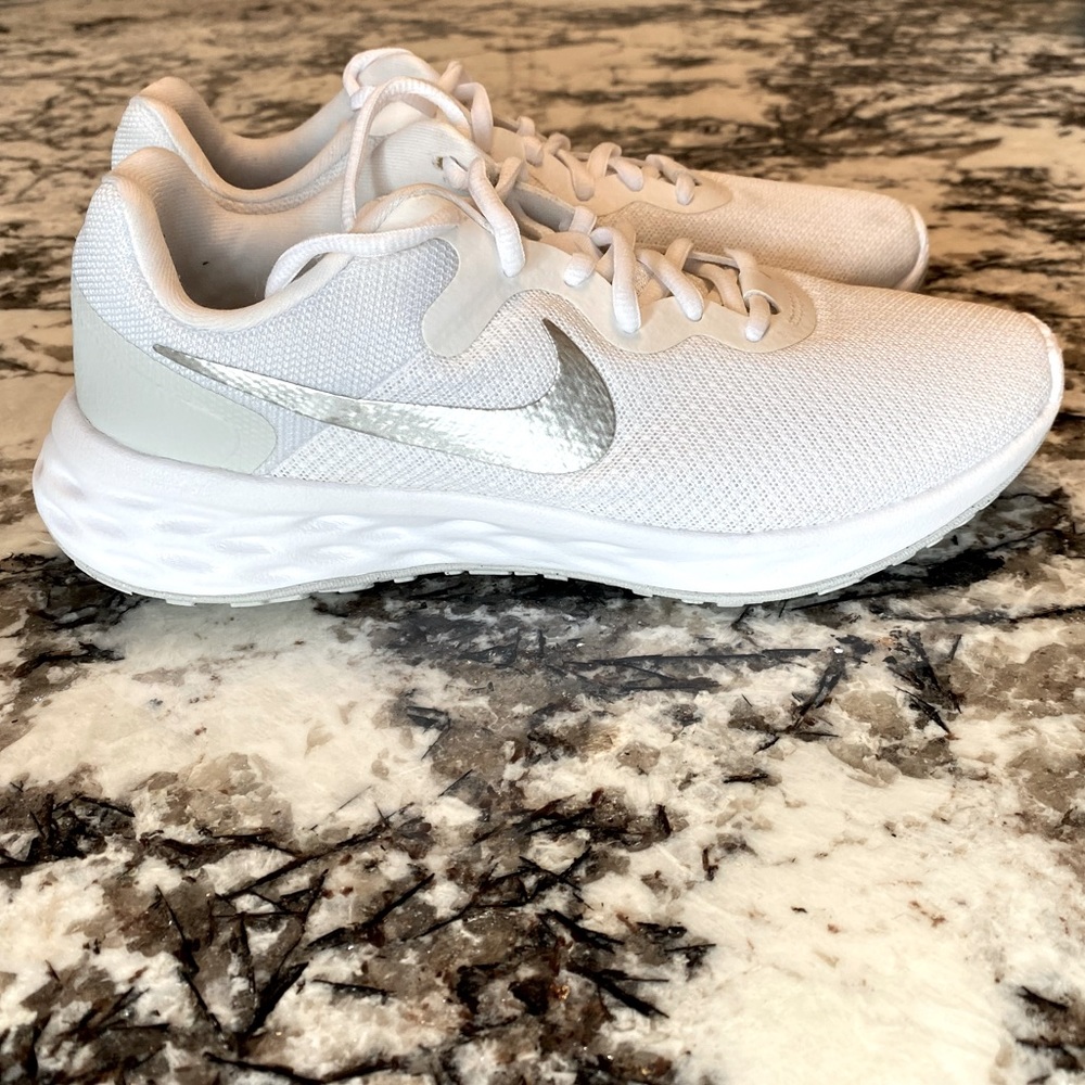 Nike women’s size 8 white with Silver swoosh Like New